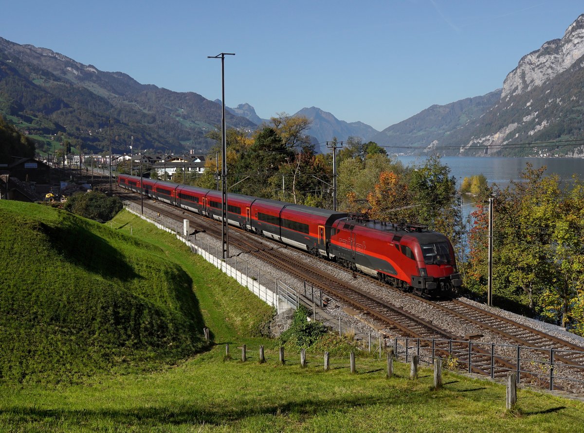 Die 1116 219 mit einem RJ nach Wien am 11.10.2017 unterwegs bei Unterterzen.