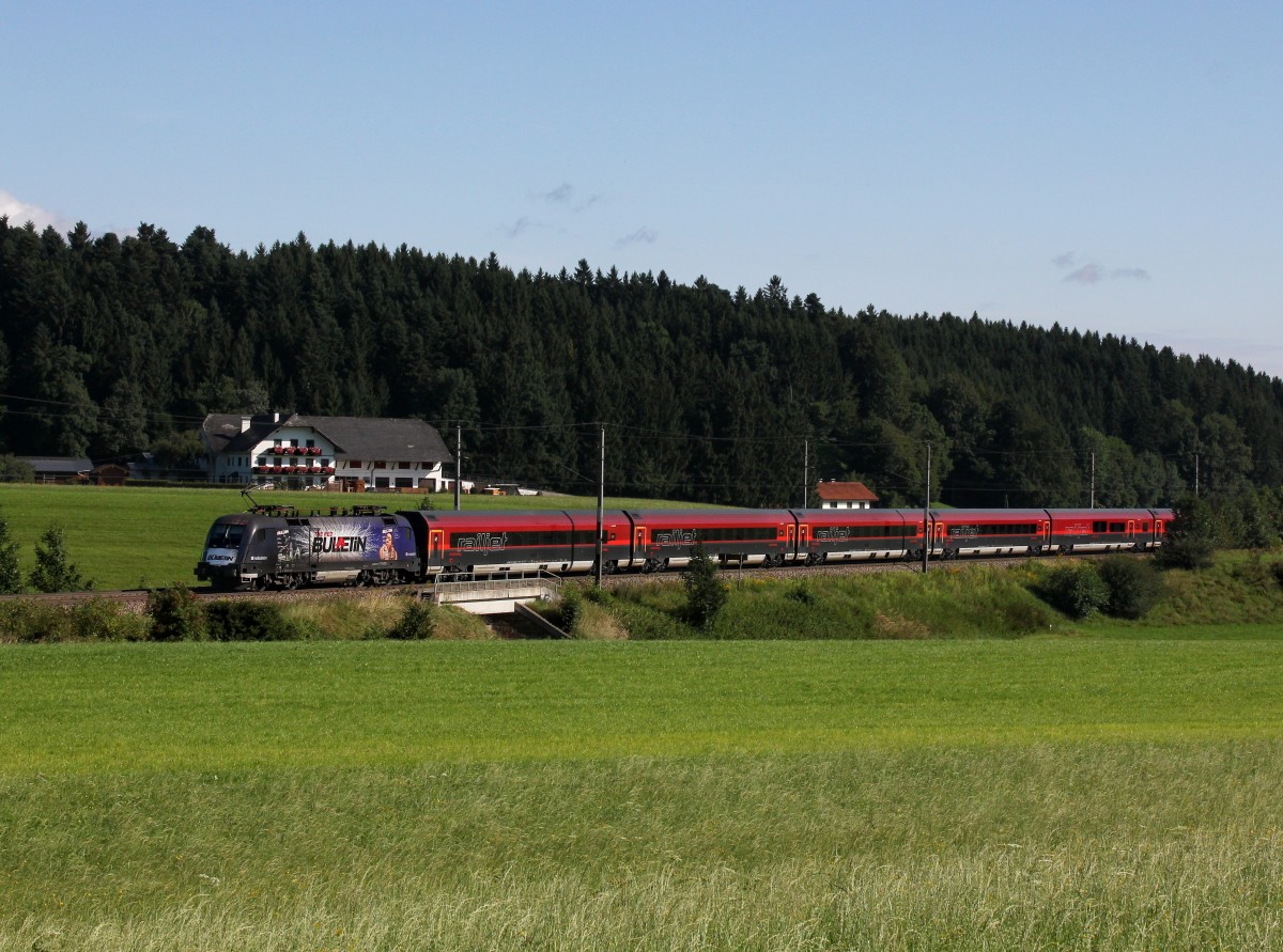 Die 1116 222 mit einem RJ am 17.08.2014 unterwegs bei Steindorf b. Straßwalchen
