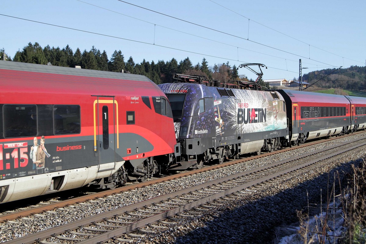 Die 1116 222 zwischen 2 Railjets von Salzburg Richtung Rosenheim bei Übersee am 01.12.2013