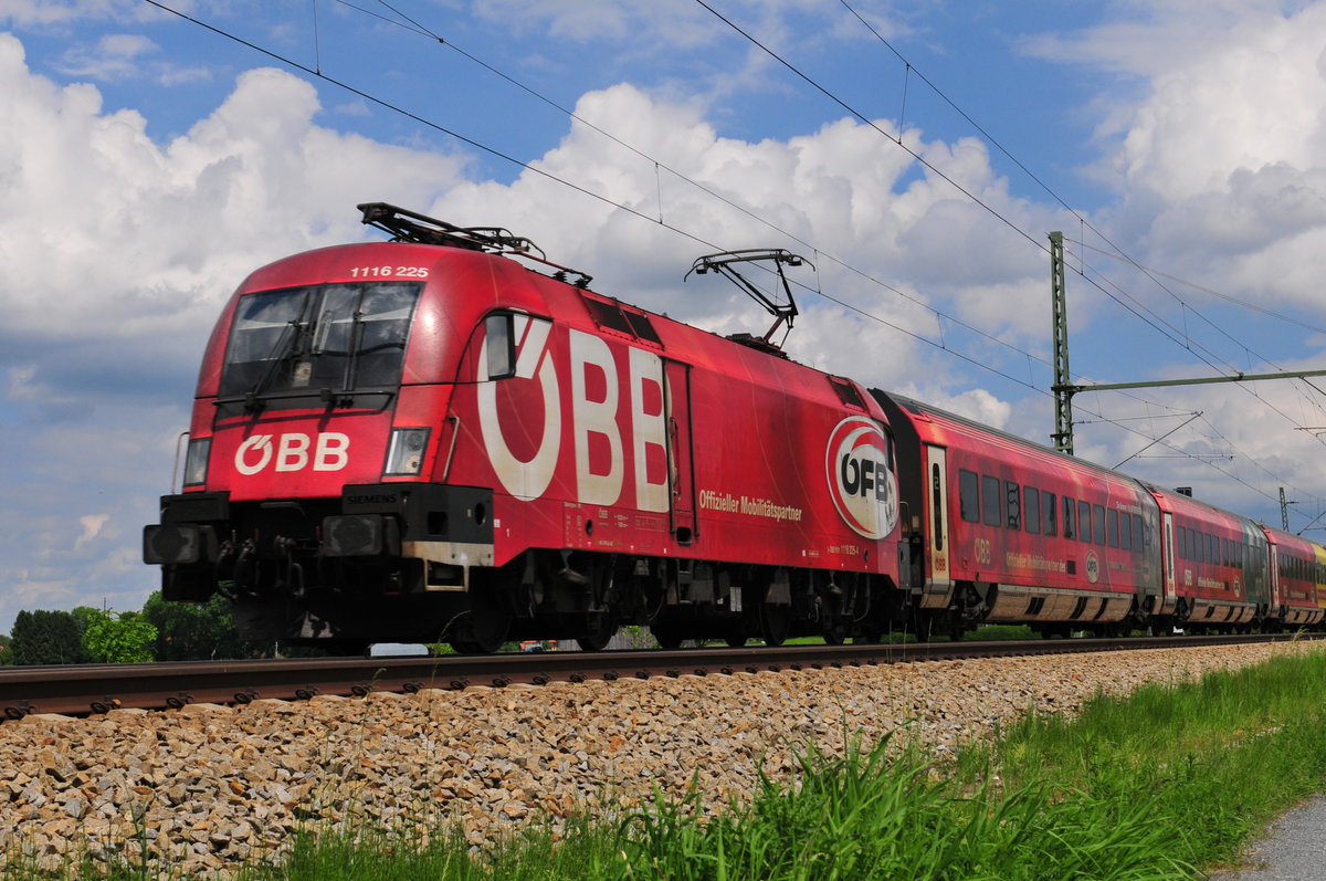 Die 1116-225 mit dem ÖFB-Railjet bei Übersee am Chiemsee in Bayern am 25.05.17 