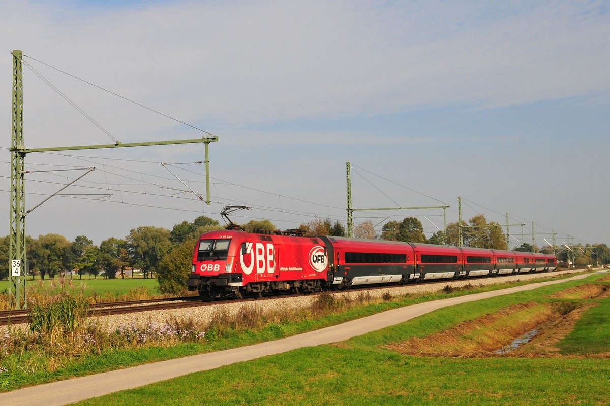 Die 1116 225  ÖFB  der ÖBB am Zugende eines Railjets am 18.10.18 bei Übersee am Chiemsee in Richtung Salzburg.