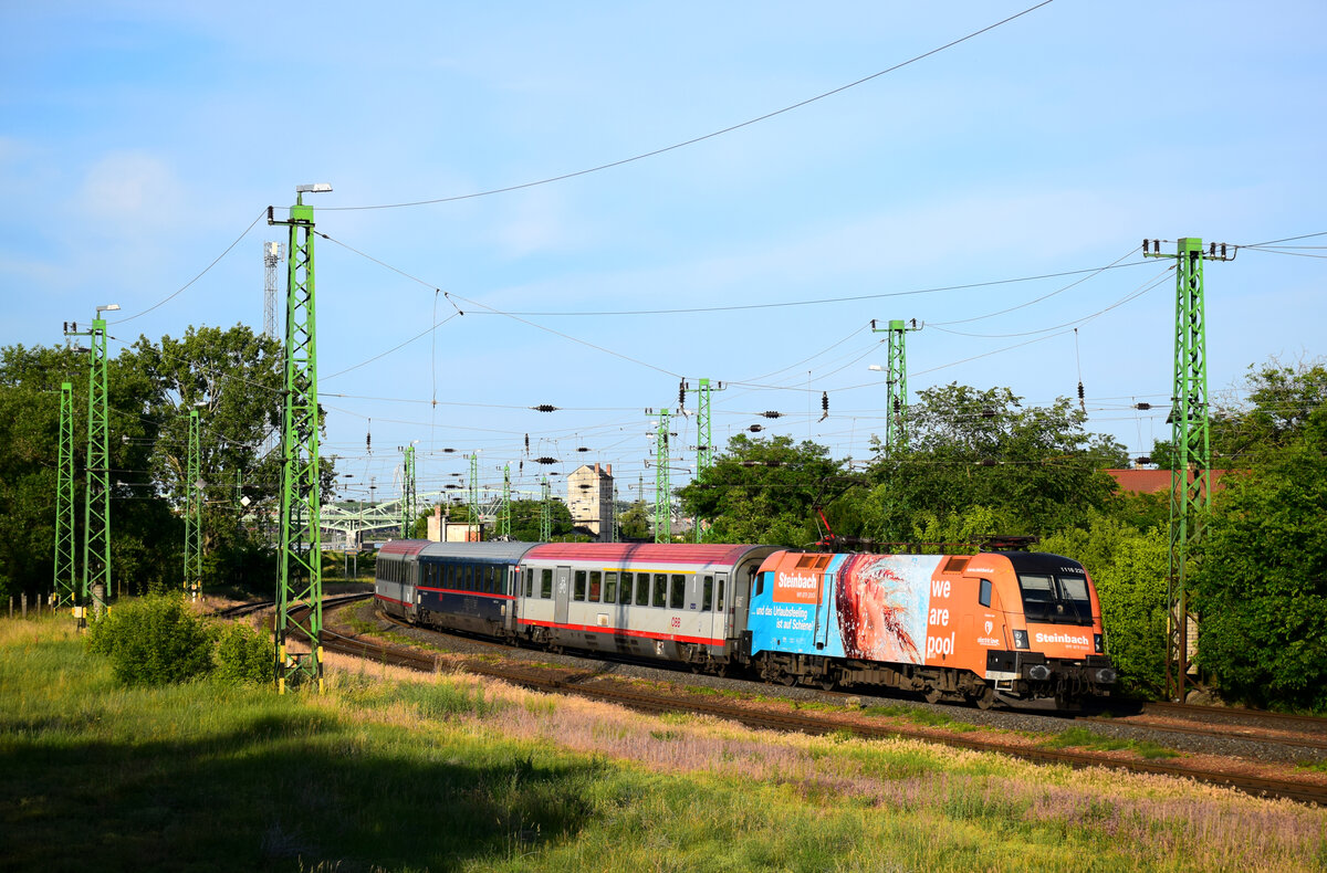 Die 1116 229  Steinbach - we are pool  mit dem RJX42 (mit nichtalltägliches Wagensatz) kurz nach Komárom.
01.06.2022.