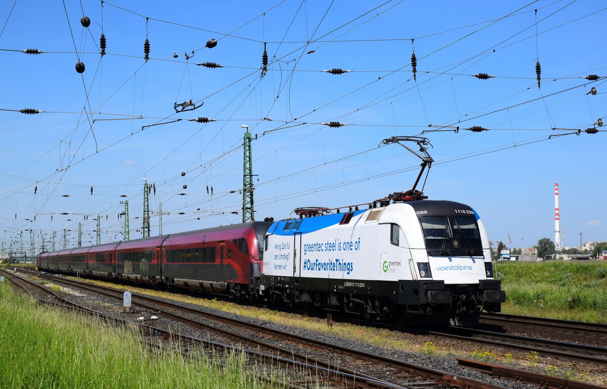 Die 1116 229  Voestalpine  Lok ist als Steuerwagen-Vorspann Einsatz. Die Lok ist mit dem RJX 269 kurz nach Komárom in Richtung Budapest.
Komárom, 01.05.2024.