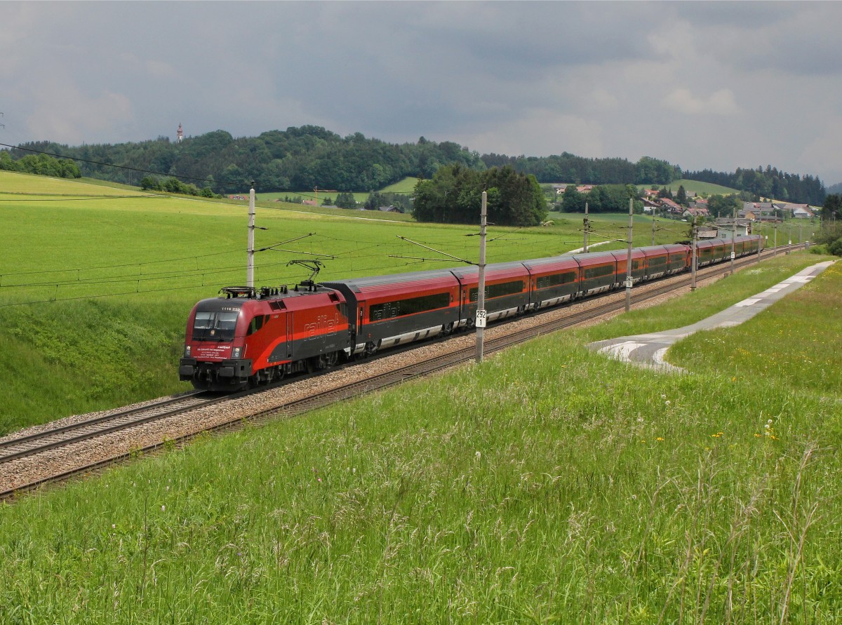 Die 1116 232 mit einem RJ am 25.05.2015 unterwegs bei Köstendorf.