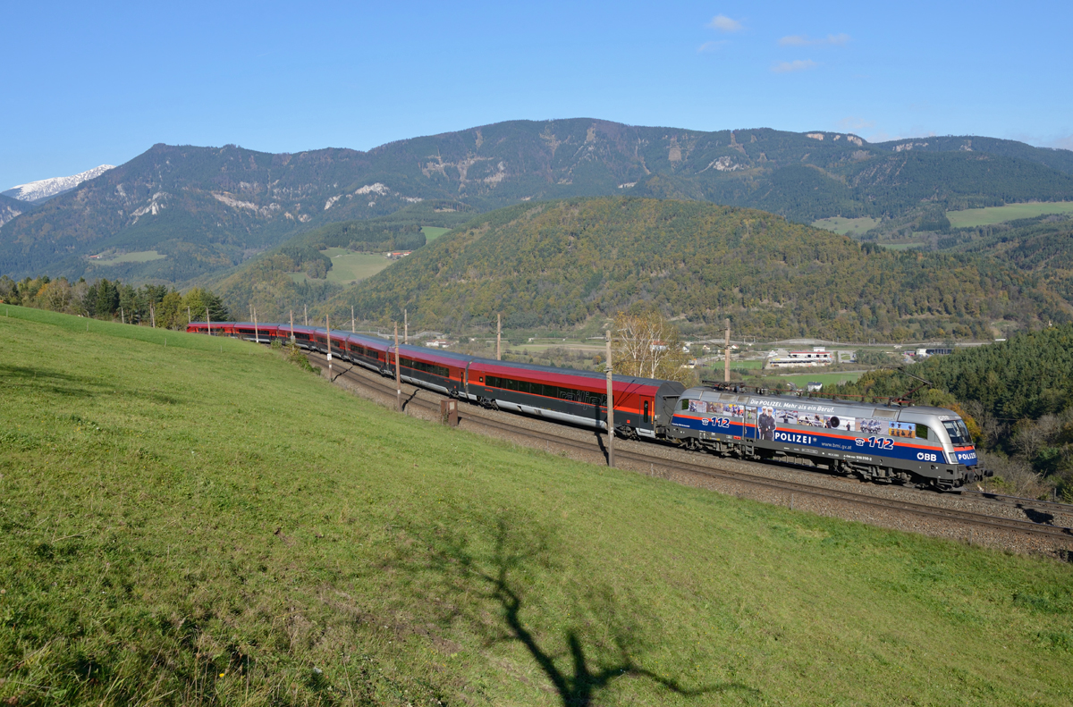 Die 1116 250  Polizei  überquerte am 27. Oktober 2014 mit einer Railjetgarnitur die  Apfelwiese  nahe Eichberg.