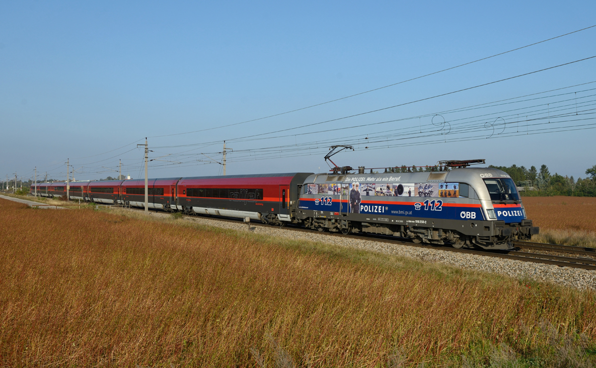 Die 1116 250  Polizei  war am 27. Oktober mit dem RJ 655 von Wien nach Graz unterwegs, und wurde von mir in Theresienfeld fotografiert.