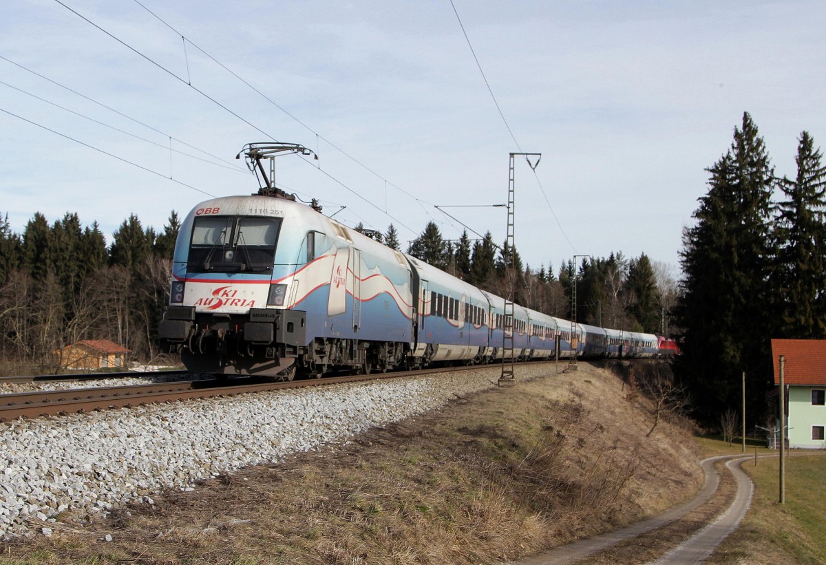 Die 1116 - 251 mit dem Austria Skizug und einem Railjet bei Ufering am 15.02.2014