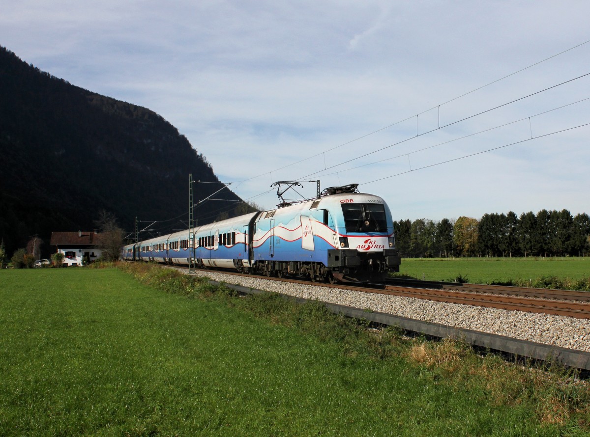Die 1116 251 mit einem RJ am 18.10.2014 unterwegs bei Niederaudorf.