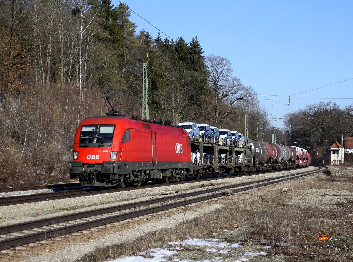 Die 1116 254 mit einem Gterzug am 26.02.2011 bei der Durchfahrt in Aling.