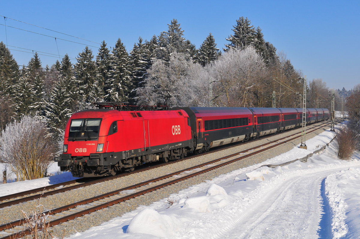 Die 1116 256 der ÖBB vor einem Railjet am 21.01.17 bei Sossau in der Nähe von Grabenstätt.