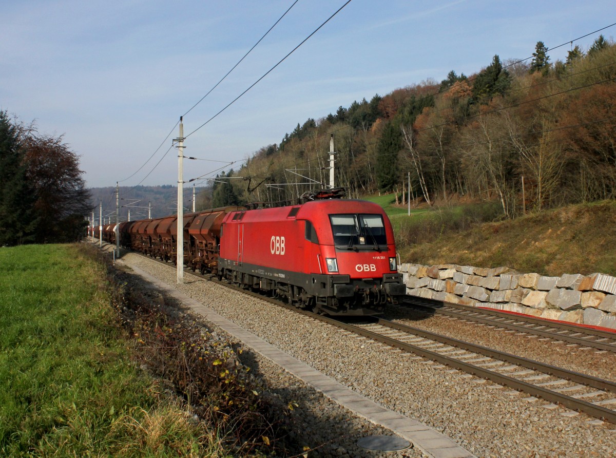 Die 1116 261 mit einem Güterzug am 22.11.2014 unterwegs bei Wernstein