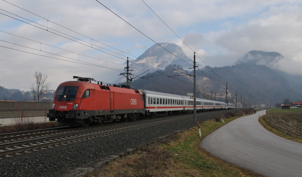 Die 1116 265-0 ist am 12.1.2014 gegen Mittag auf der Giselabahn von Zell am See nach Wörgl unterwegs. Sie Zieht den Sonntags-IC Zell am See nach Flensburg. Hier fotografiert in Wörgl-Boden, kurz vor der Einfahrt in den Bahnhof Wörgl. In Wörgl ist Richtungswechsel und die 101 097-4 übernimmt den Zug bis München.