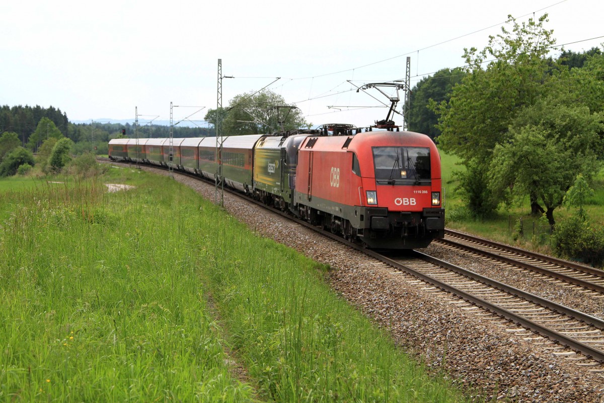 Die 1116 266 und 1216 210 mit einem OIC bei Übersee am 24.05.2014