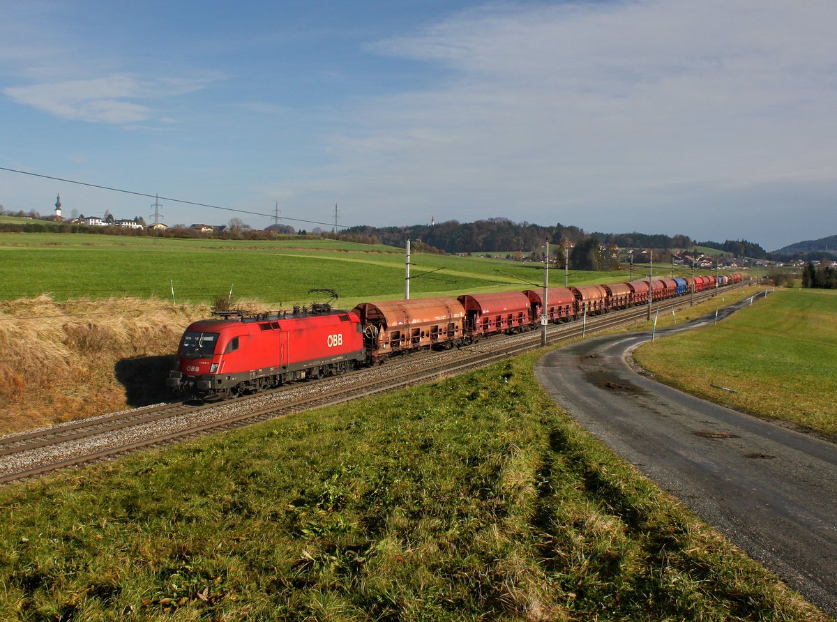 Die 1116 274 mit einem umgeleiteten Getreidezug am 20.11.2016 unterwegs bei Köstendorf.