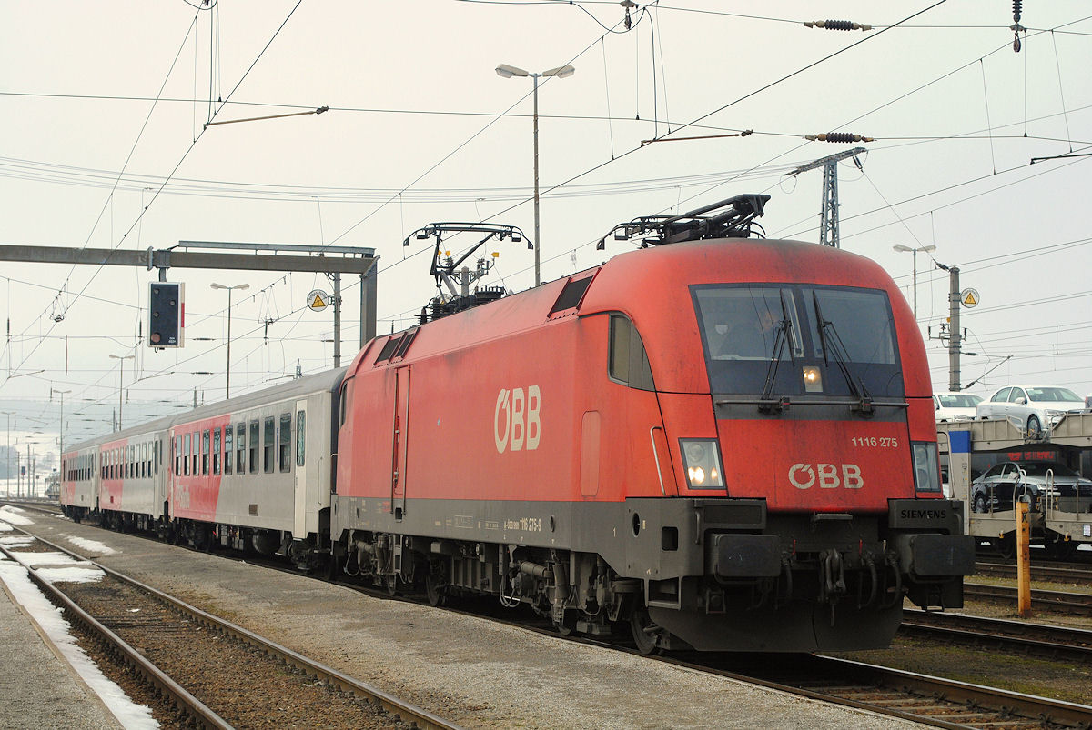 Die 1116 275 ist gerade mit dem R 3802 aus Linz im Bhf. Summerau angekommen. (19.02.2015)