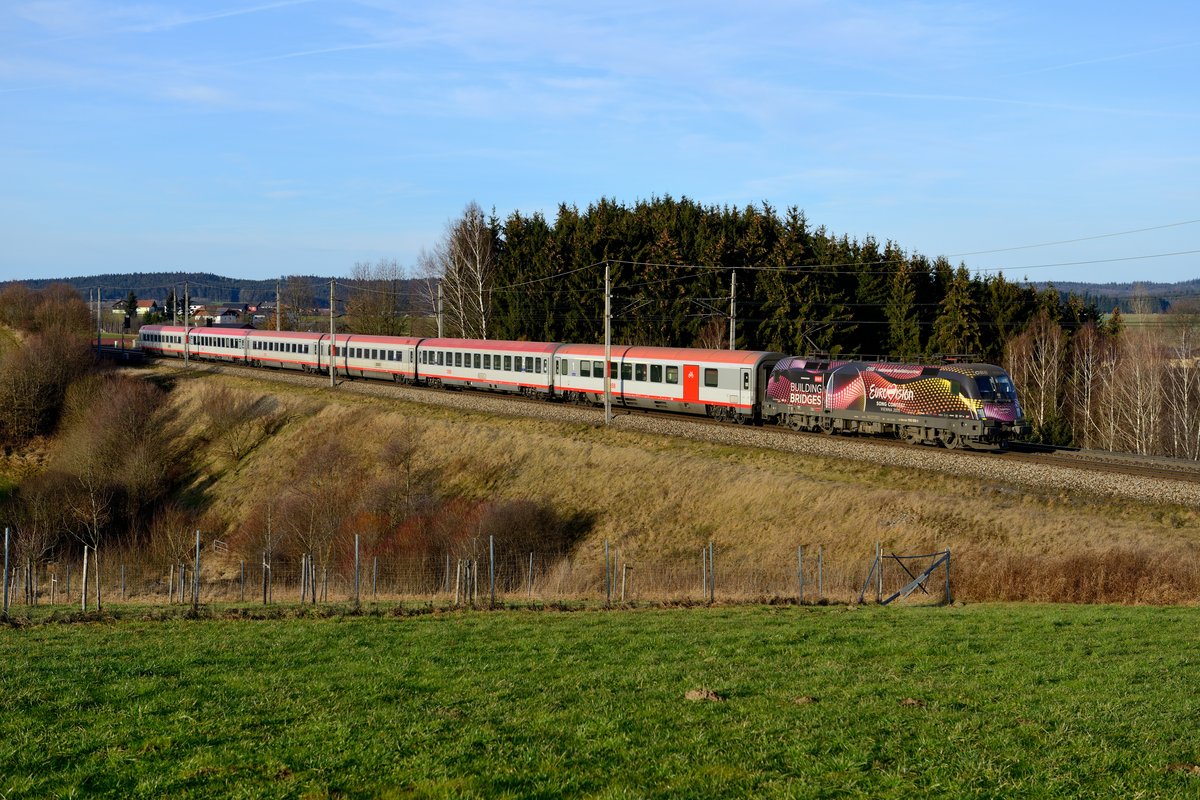 Die 1116.180 kam dann noch vor dem IC 649 von Salzburg nach Wien HBF zurück und wurde bei Pöndorf abgewartet. Erster Wagen hinter der Lok ist der ADbmpsz 73 81 81-91 012 - mit seiner roten Gepäckraumtür ein Unikat (25. Dezember 2015).