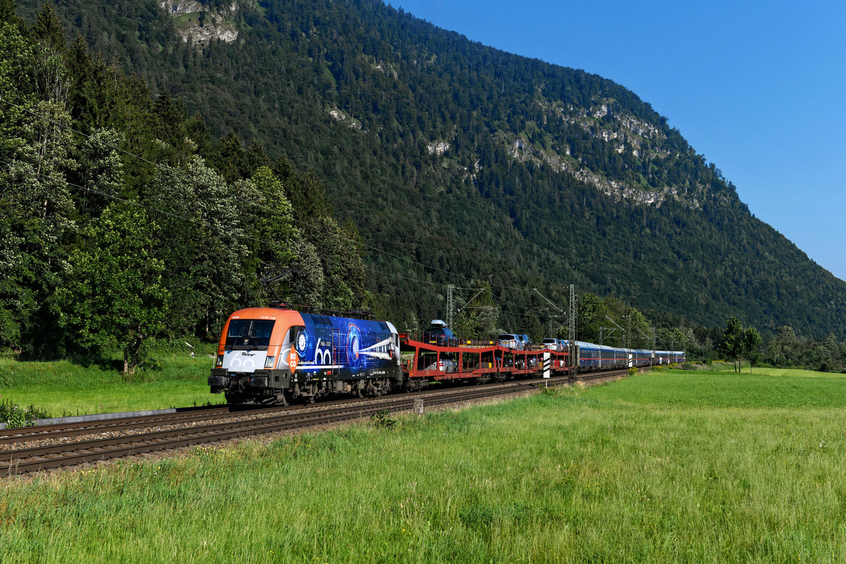 Die 1116.199 erinnert aktuell an das 60-jährige Firmenjubiläum des Modelleisenbahnherstellers Roco. Am 08. August 2020 konnte ich den ansprechend gestalteten Taurus vor dem NJ 421 von Düsseldorf nach Innsbruck HBF bei Niederaudorf im Inntal fotografieren. Lok und Wagenpark harmonierten farblich gut zusammen. 