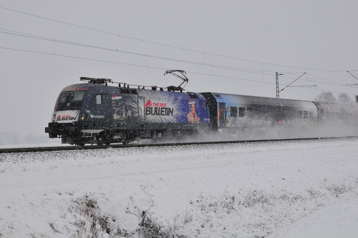 Die 1116.248 vor dem  Red Bulletin Fashion Train  im dichten Schneetreiben am 28.12.14 bei Übersee am Chiemsee. 