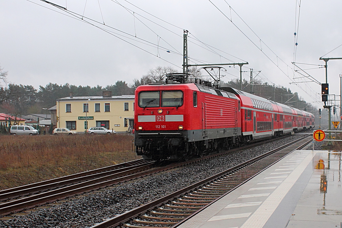 Die 112 101 auf der Linie RE 5von Elsterwerda nach Rostock Hbf mit dem RE 4360 am 25.03.2016 in Nassenheide.