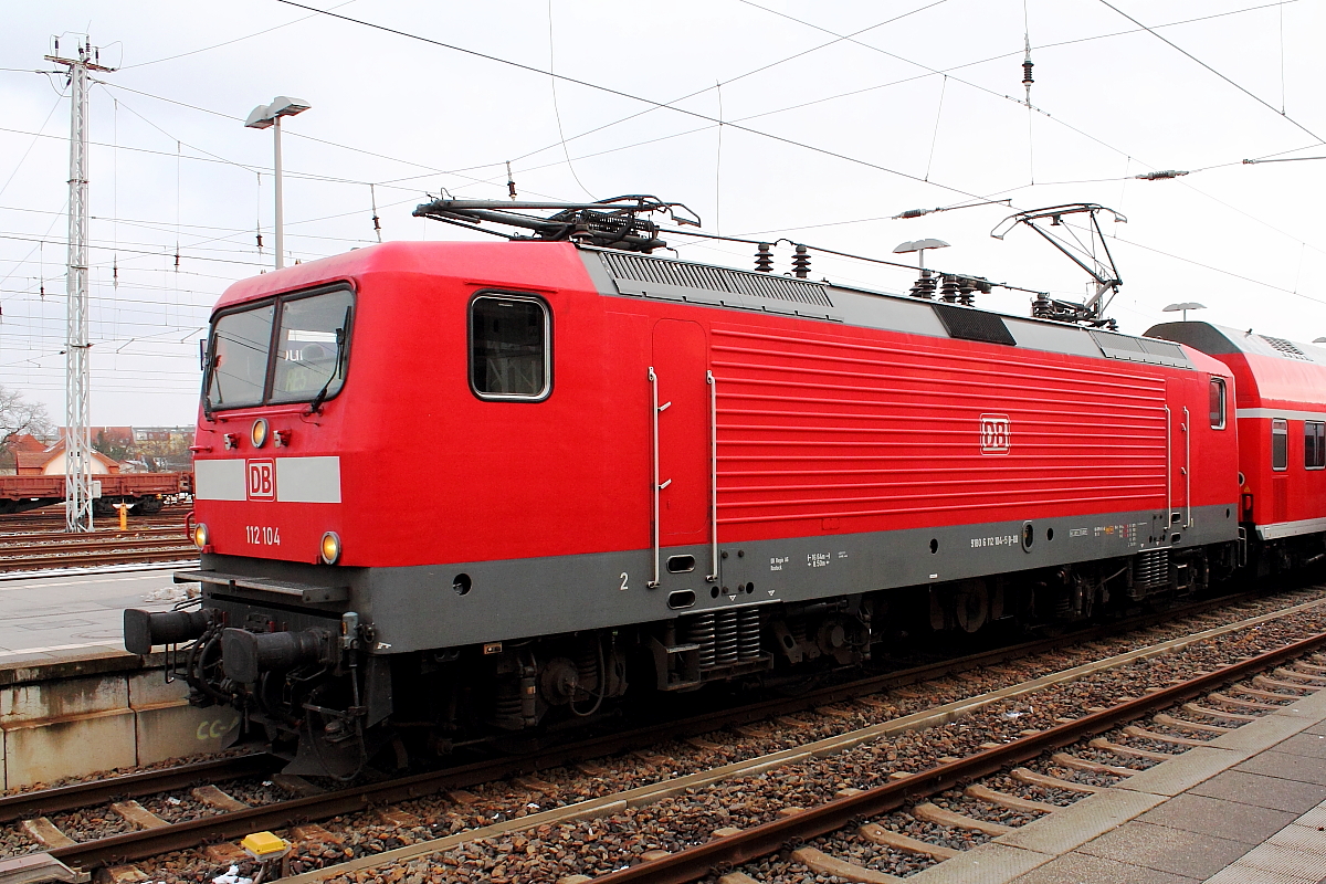 Die 112 104 als Zuglok des RE 4360 nach Rostock Hbf beim Halt im Bahnhof Oranienburg 01.02.2015.