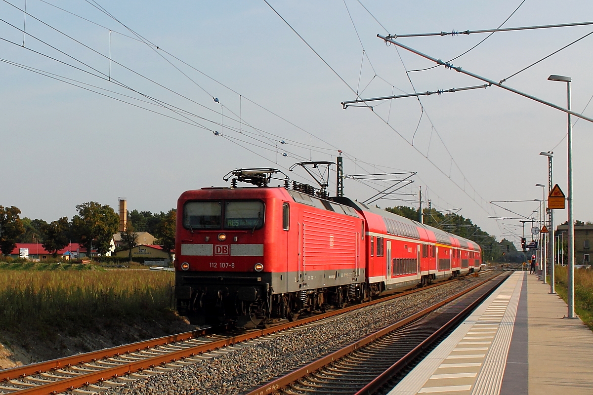 Die 112 107-8 m auf der RE 5 von Lutherstadt Wittenberg nach Rostock Hbf am 06.09.2014 in Nassenheide.