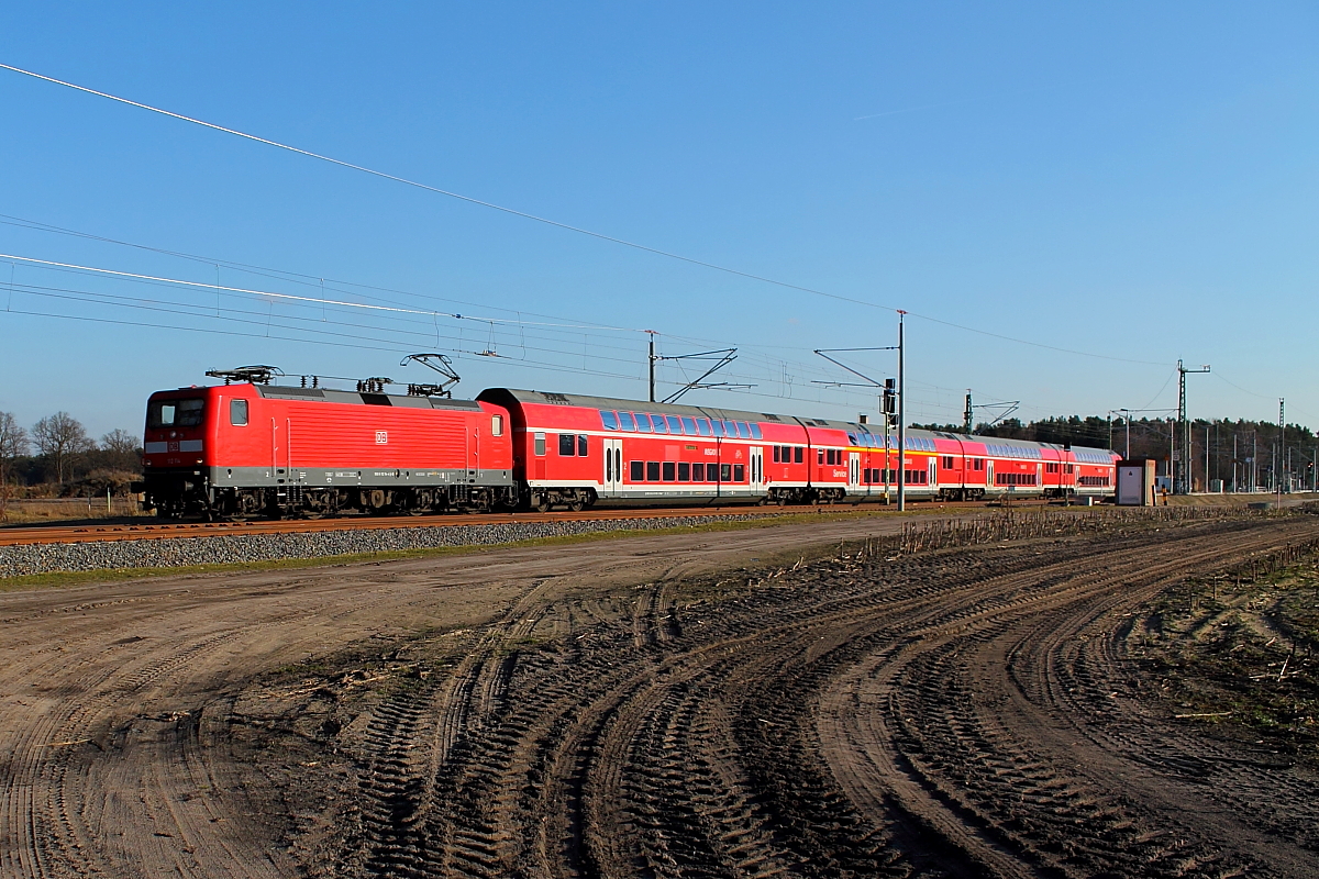 Die 112 114 mit dem RE 4360 von Lutherstadt Wittenberg nach Rostock Hbf am 23.02.2014 in Nassenheide.