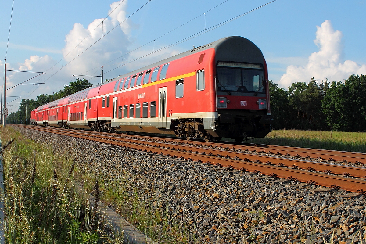 Die 112 116 zieht den RE 4362 auf der RE 5 von Elsterwerda nach Rostock Hbf am 01.06.2016 durch Nassenheide.