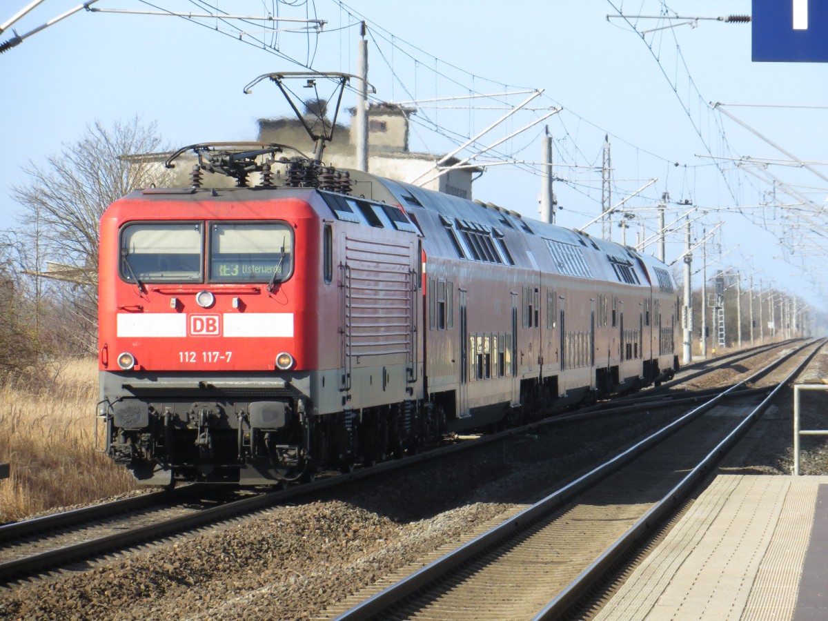 Die 112 117 der DB Regio AG, Regio Nordost, am 08.03.2015 mit dem RE 18313 auf dem Weg von Stralsund nach Elsterwerda bei der Einfahrt in den Bahnhof Miltzow. 