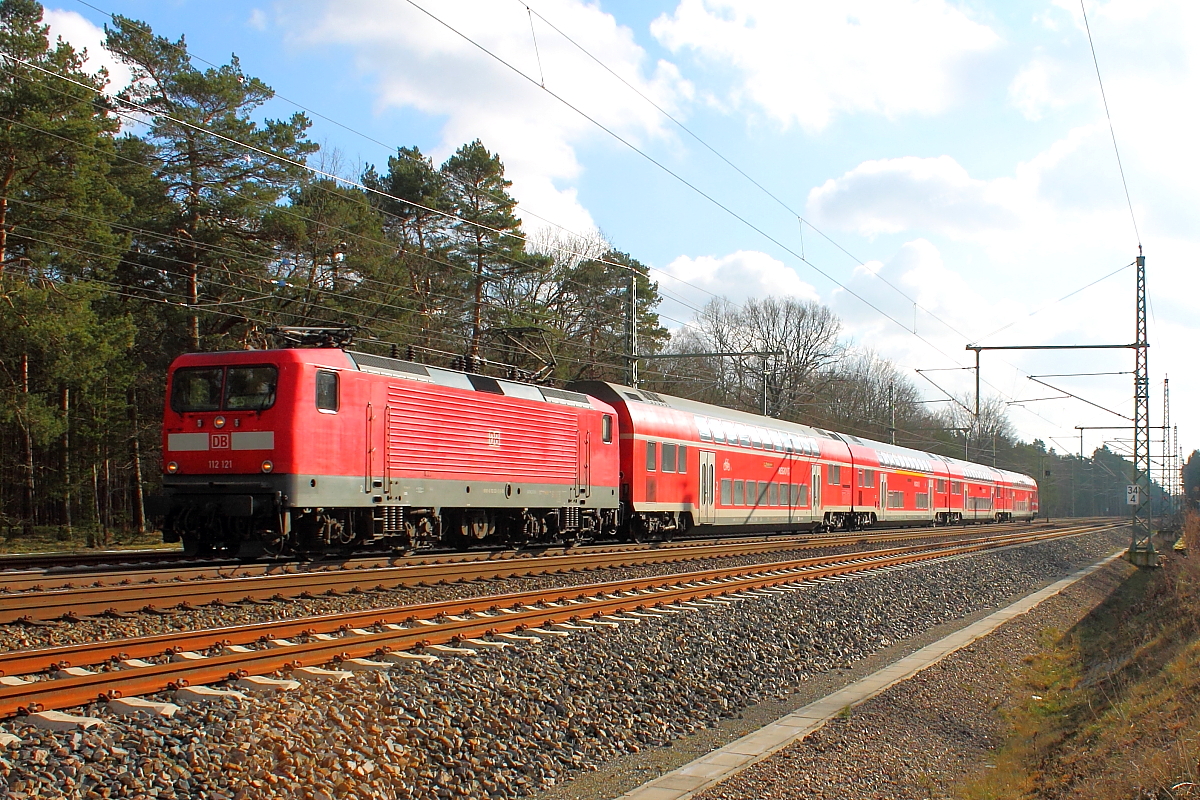 Die 112 121 mit dem RE 92428 von Oranienburg nach Rostock Hbf am 13.02.2018 in Nassenheide.
Einen Gruß an netten Tf zurück.
