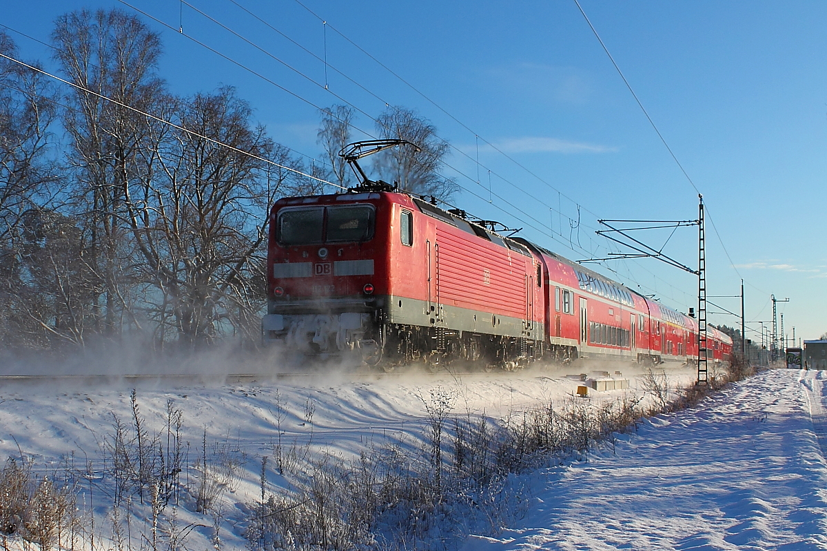 Die 112 122 schiebt den RE 18511 am 29.12.2014 durch Nassenheide nach Falkenberg (Elster).