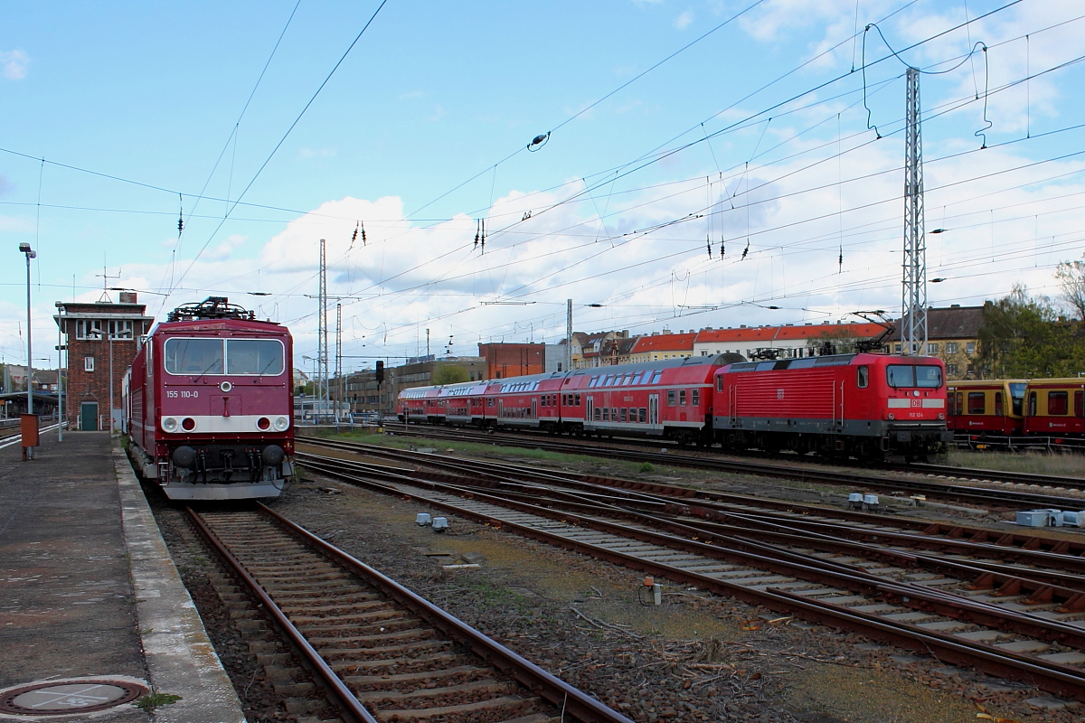 Die 112 124 schiebt am 13.04.2017 auf der RE 3 den RE3350 von Berlin Hbf nach Schwedt (Oder) nach Berlin-Lichtenberg.