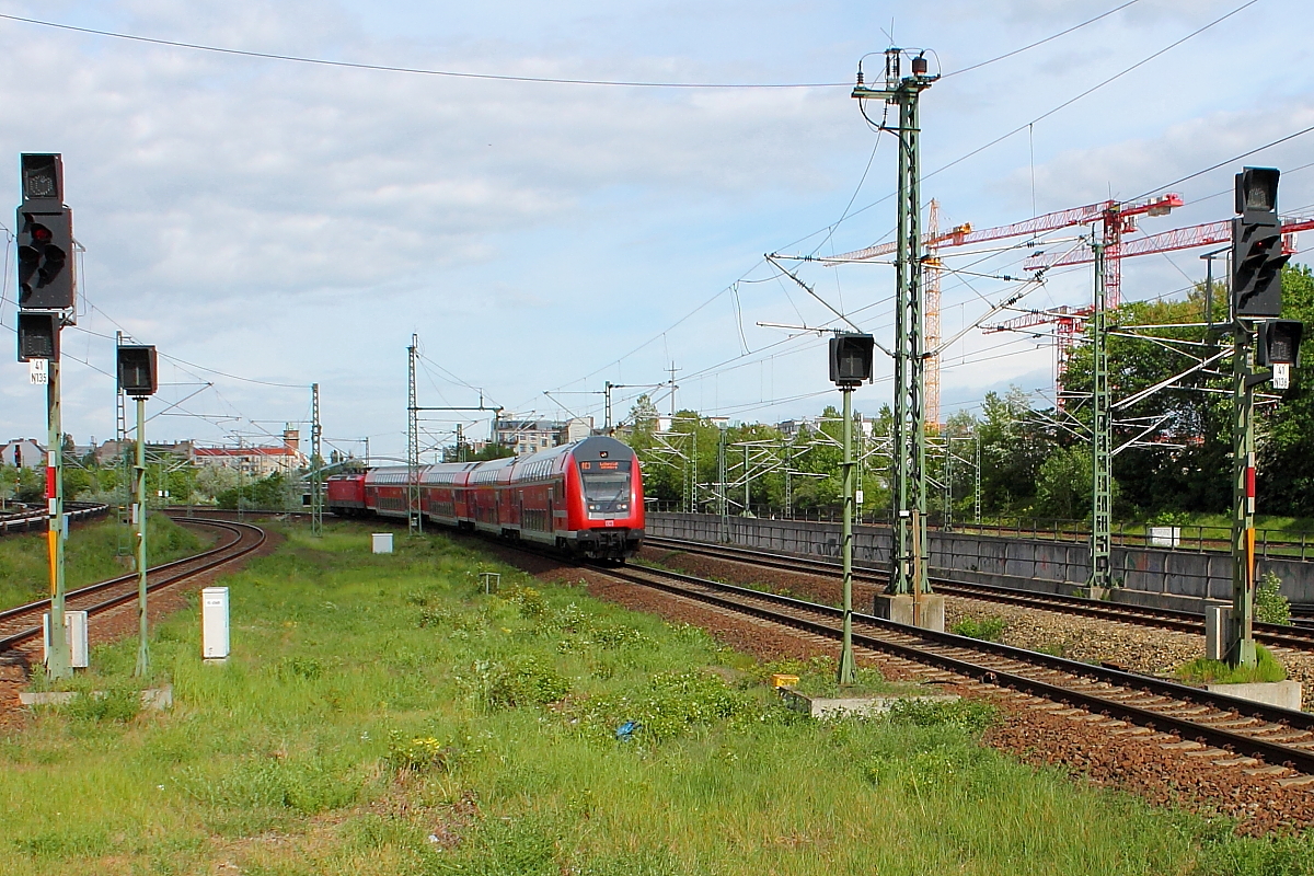 Die  112 183 schiebt den RE 3351 auf der RE 3 von Schwedt (Oder) nach Lutherstadt Wittenberg am 16.05.2016 in den Bahnhof Berlin Gesundbrunnen.