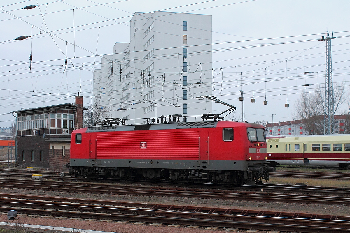 Die 112 187-0 der DB Regio AG am 17.02.2016 in Berlin-Lichtenberg.
Die Maschine wurde 1994 in der AEG Hennigsdorf unter der Fabriknummer 21559 gebaut.
