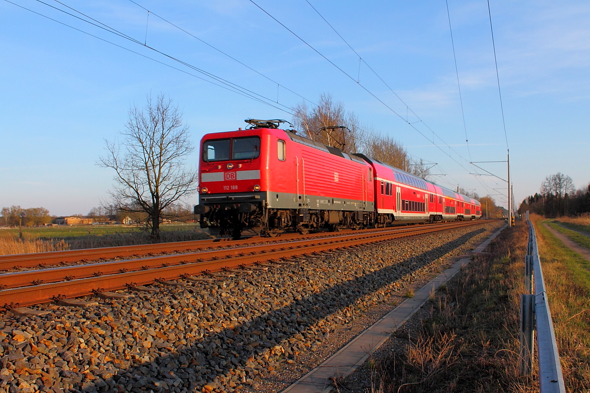Die 112 188 mit dem RE 3516 auf der RE 5 von Wünsdorf-Waldstadt nach Stralsund Hbf am 28.03.2017 in Nassenheide.