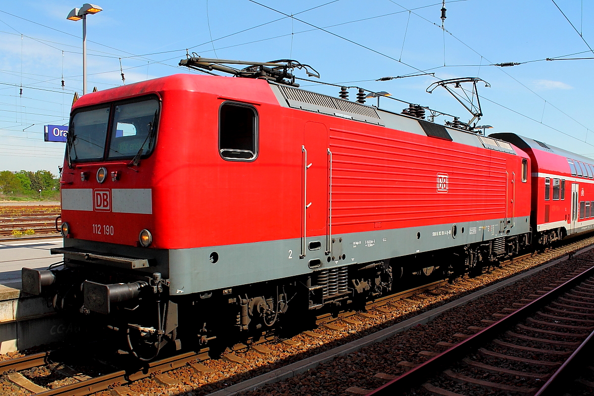 Die 112 190 mit dem RE 5 am 18.05.2017 in Oranienburg.