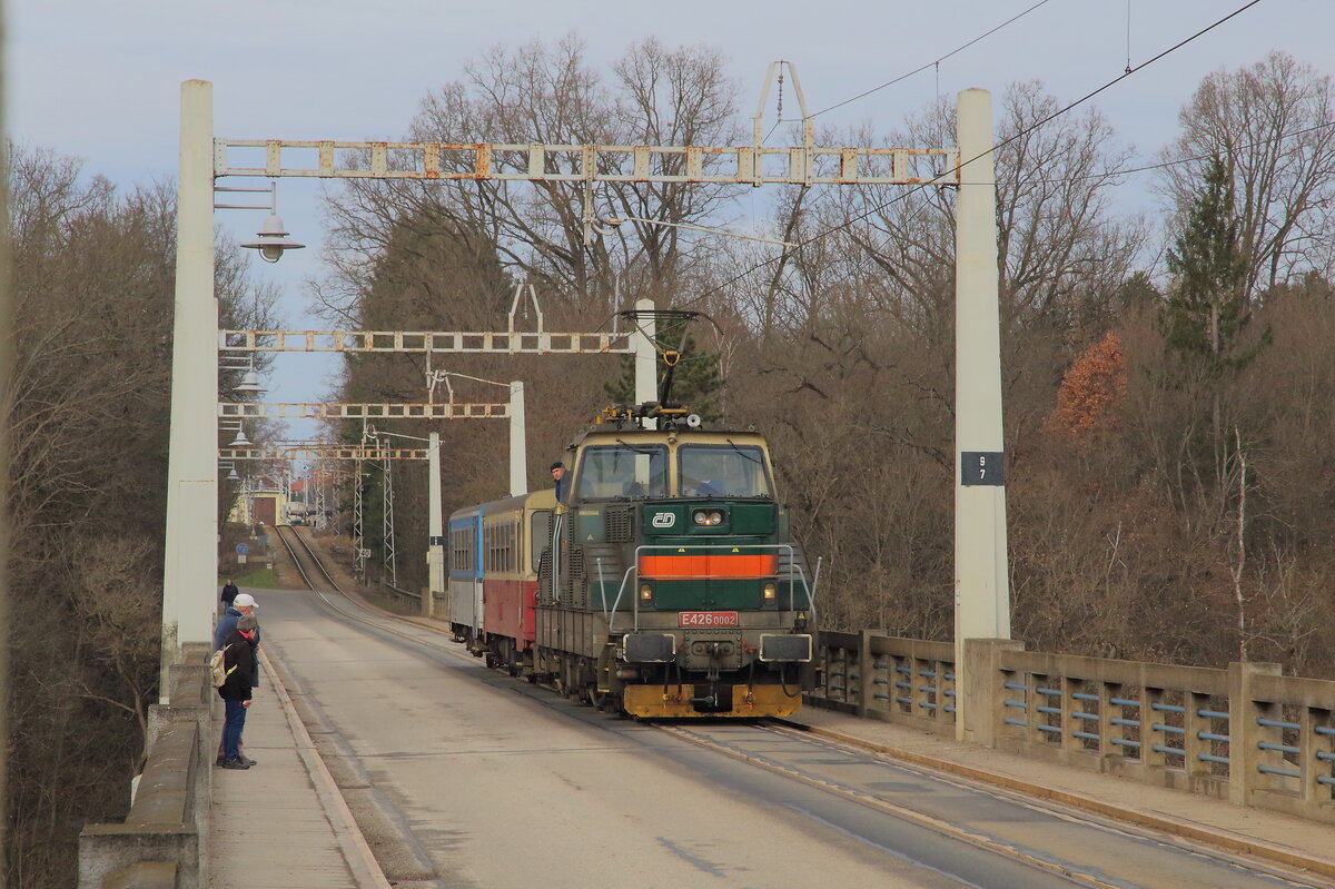 Die 113 002 mit dem OS in Bechyne auf der Brücke über die Luznice auf dem Weg nach Tabor. Aufgenommen am 04.01.2023
