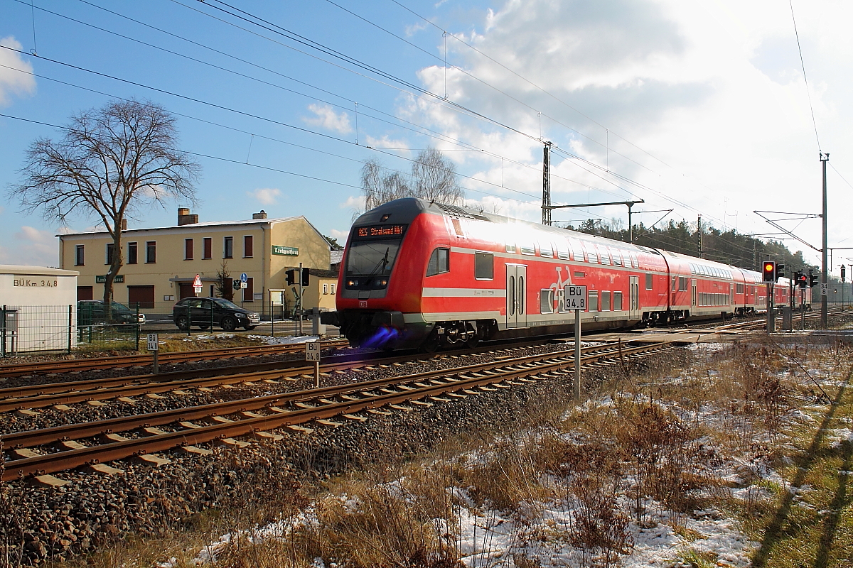 Die 114 005 schiebt den RE 3510 von Wnsdorf-Waldstadt nach Stralsund Hbf m 06.02.2018 durch Nassenheide.
Doch was hat es mit den beiden blauen Lichtern an der unteren Front des Steuerwagens auf sich?
