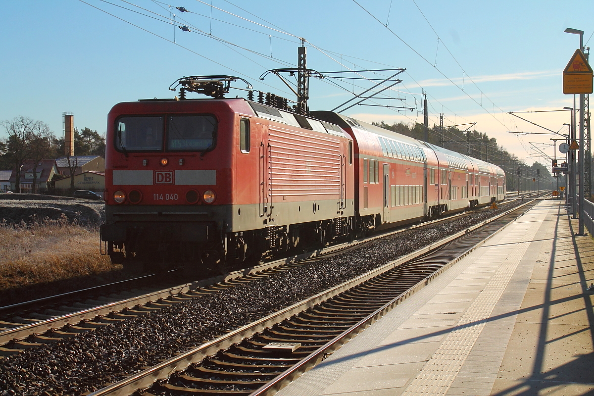 Die 114 040 mit dem RE 3510 von Wünsdorf-Waldstadt nach Stralsund Hbf am 08.01.2018 in Nassenheide.