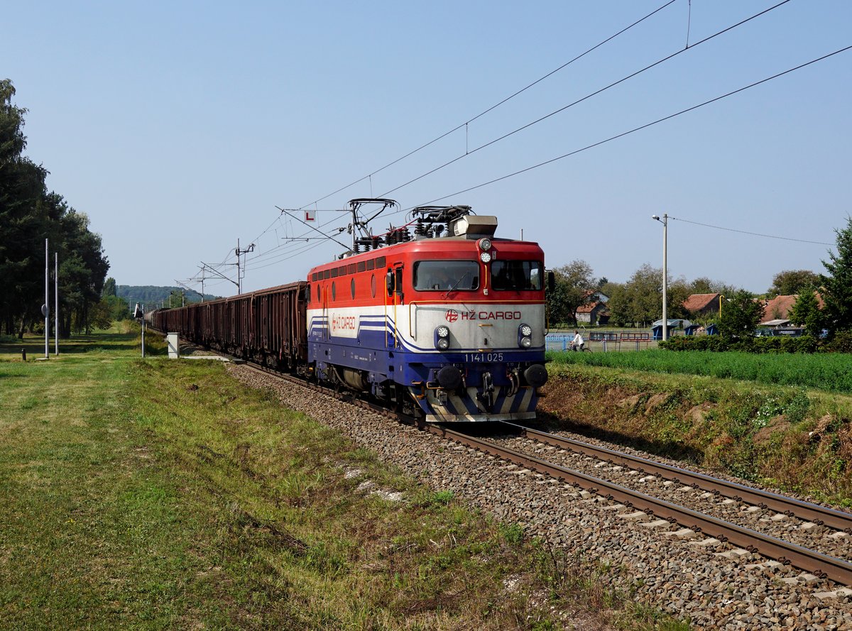 Die 1141 025 mit einem Güterzug am 19.08.2018 unterwegs bei Reka.
