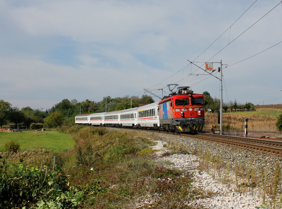 Die 1141 303 mit einem IC am 04.10.2015 unterwegs bei Lepavina.
