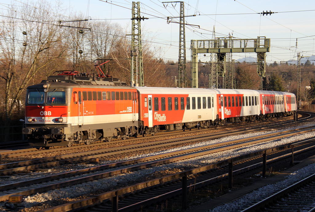 Die 1142 544 + 1142 693 als Meridian Ersatzverkehr von Salzburg nach Mnchen in Rosenheim am 16.12.2013