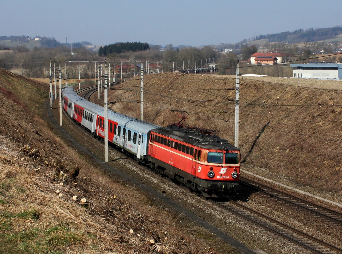 Die 1142 575 mit einem REX nach Linz am 15.03.2015 unterwegs bei Haiding.