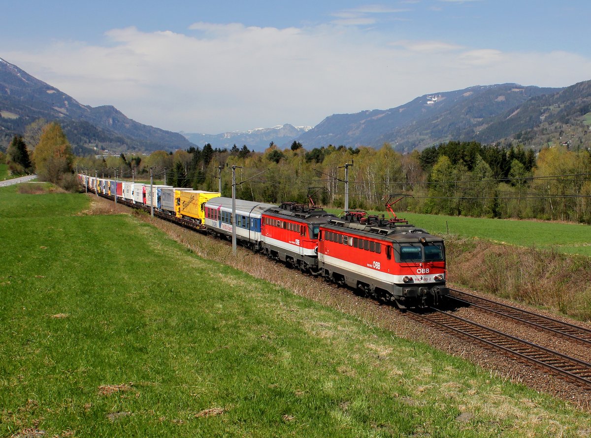 Die 1142 615 und die 1142 684 mit einer RoLa am 16.04.2016 unterwegs bei Trieben.