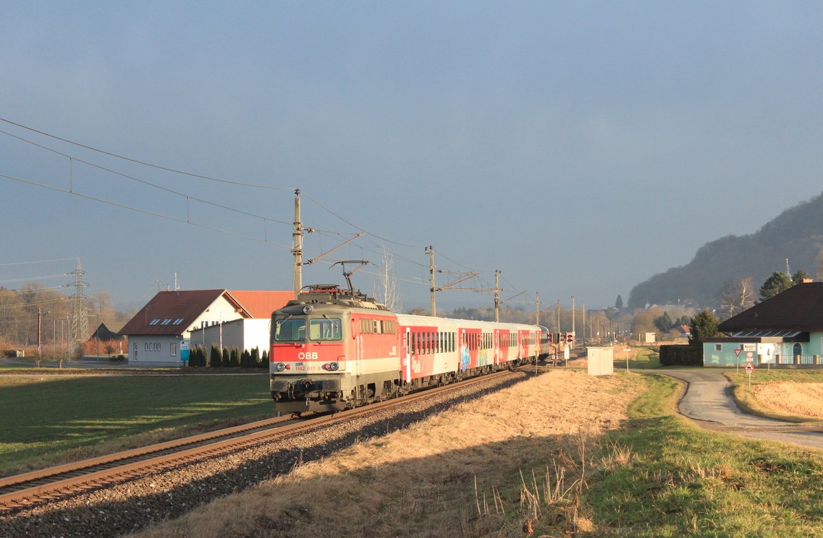 Die 1142 617 schiebt im letzten Sonnenlicht den R4133 von Graz Hbf nach Spielfeld-Straß und passiert die EK in Neudorf bei Wildon.