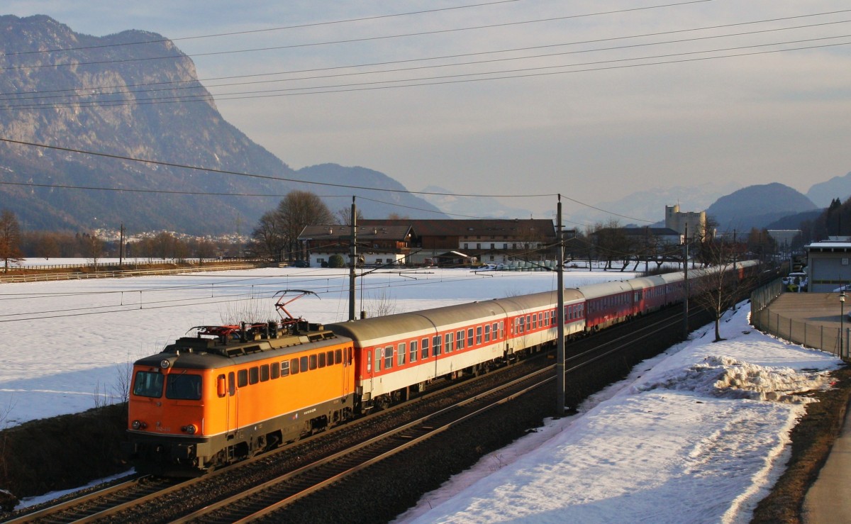 Die 1142 635-3 der Northrail ist am 21.2.2015 mit dem Alpenexpress von Amsterdam nach Landeck/Bischofshofen unterwegs. Hier bei Sonnenaufgang in Kirchbichl. 