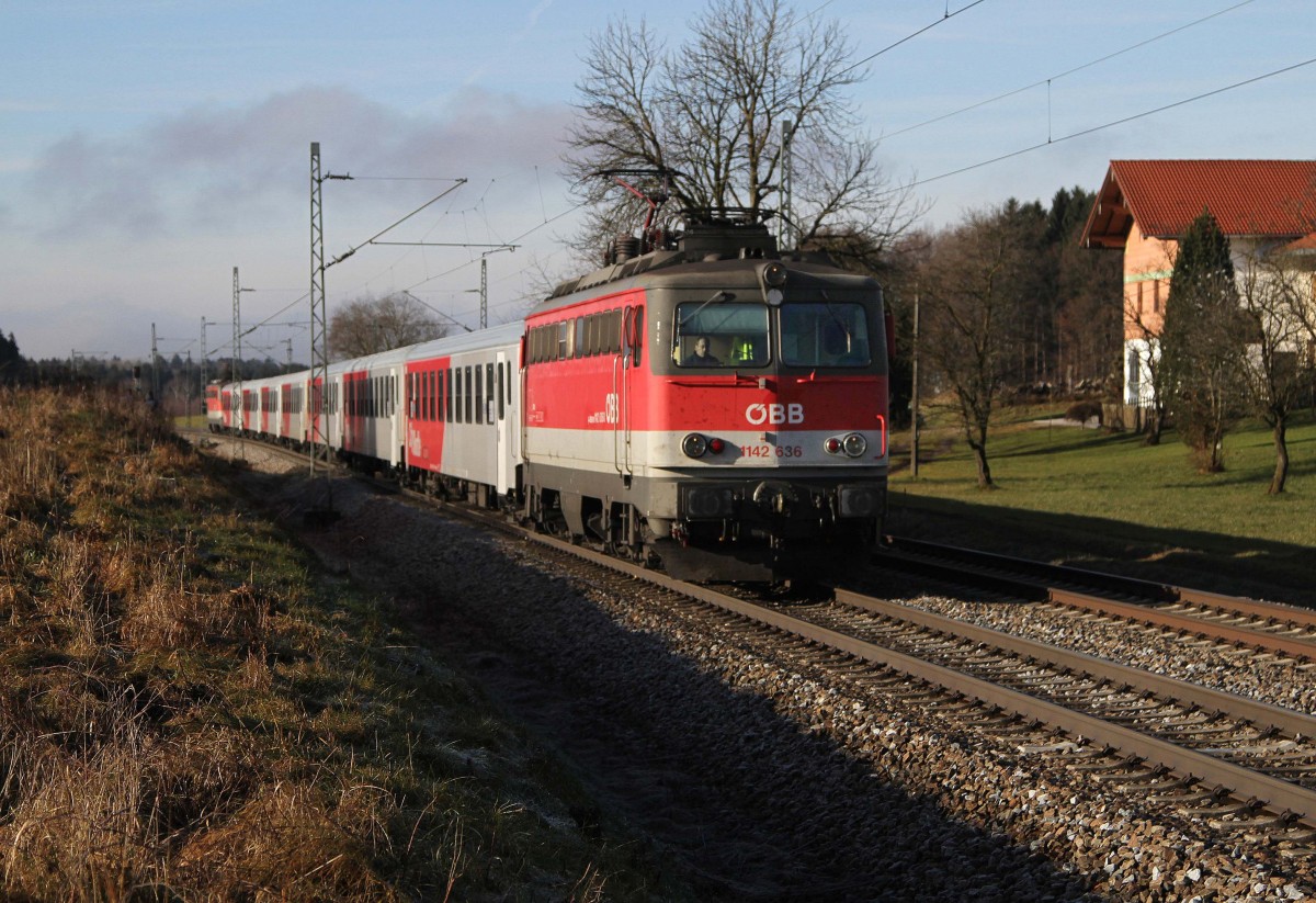 Die 1142 636 der ÖBB als Ersatzzug des Meridian bei Übersee am 21.12.2013
