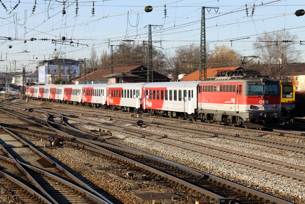 Die 1142 655 und 1142 636 mit City Shuttle auf Meridian Ersatzverkehr von Salzburg nach München in Rosenheim am 16.12.2013 