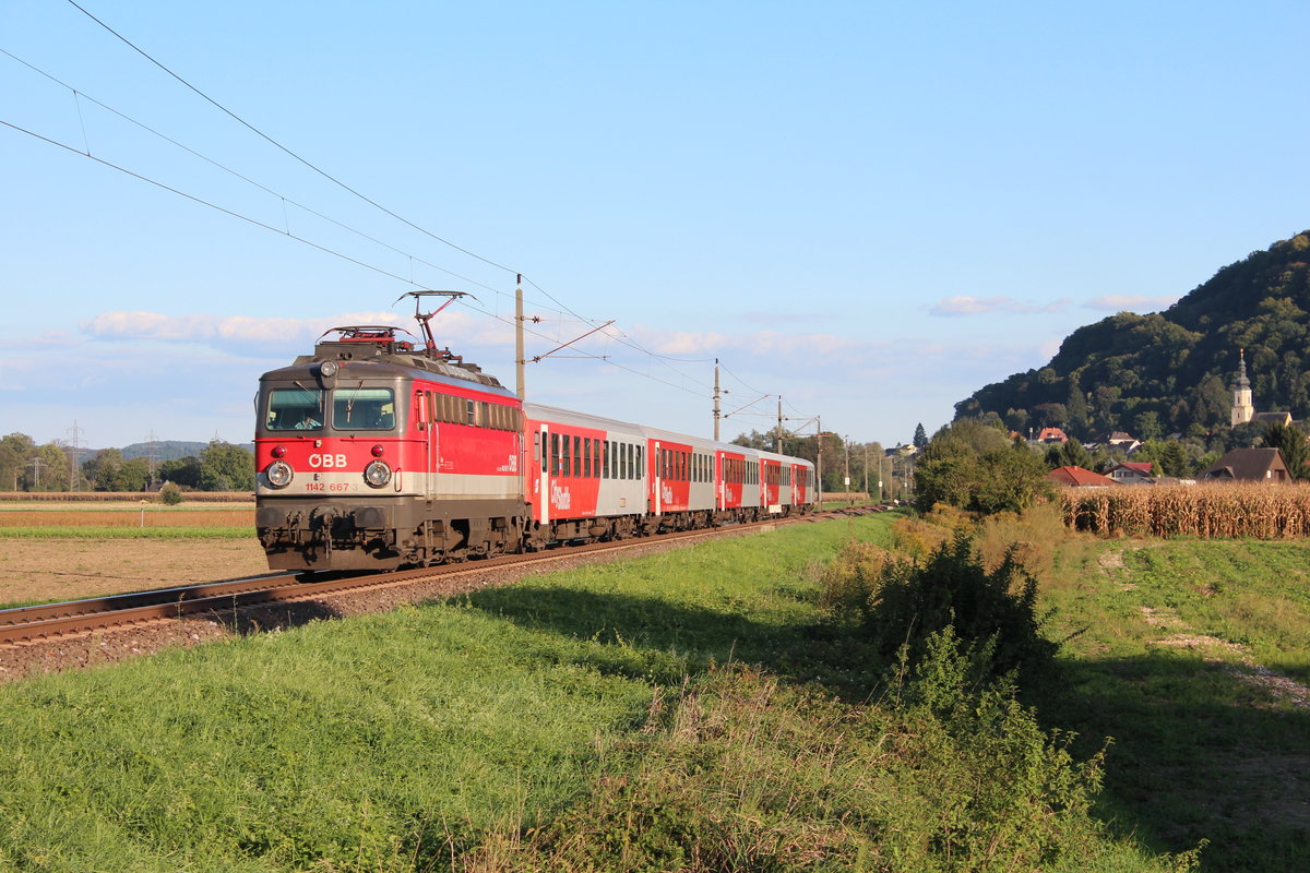 Die 1142 667 bringt am Nachmittag des 21.9.2015 den R4146 von Spielfeld-Straß nach Graz Hbf hier kurz hinter dem Bahnhof Wildon.
