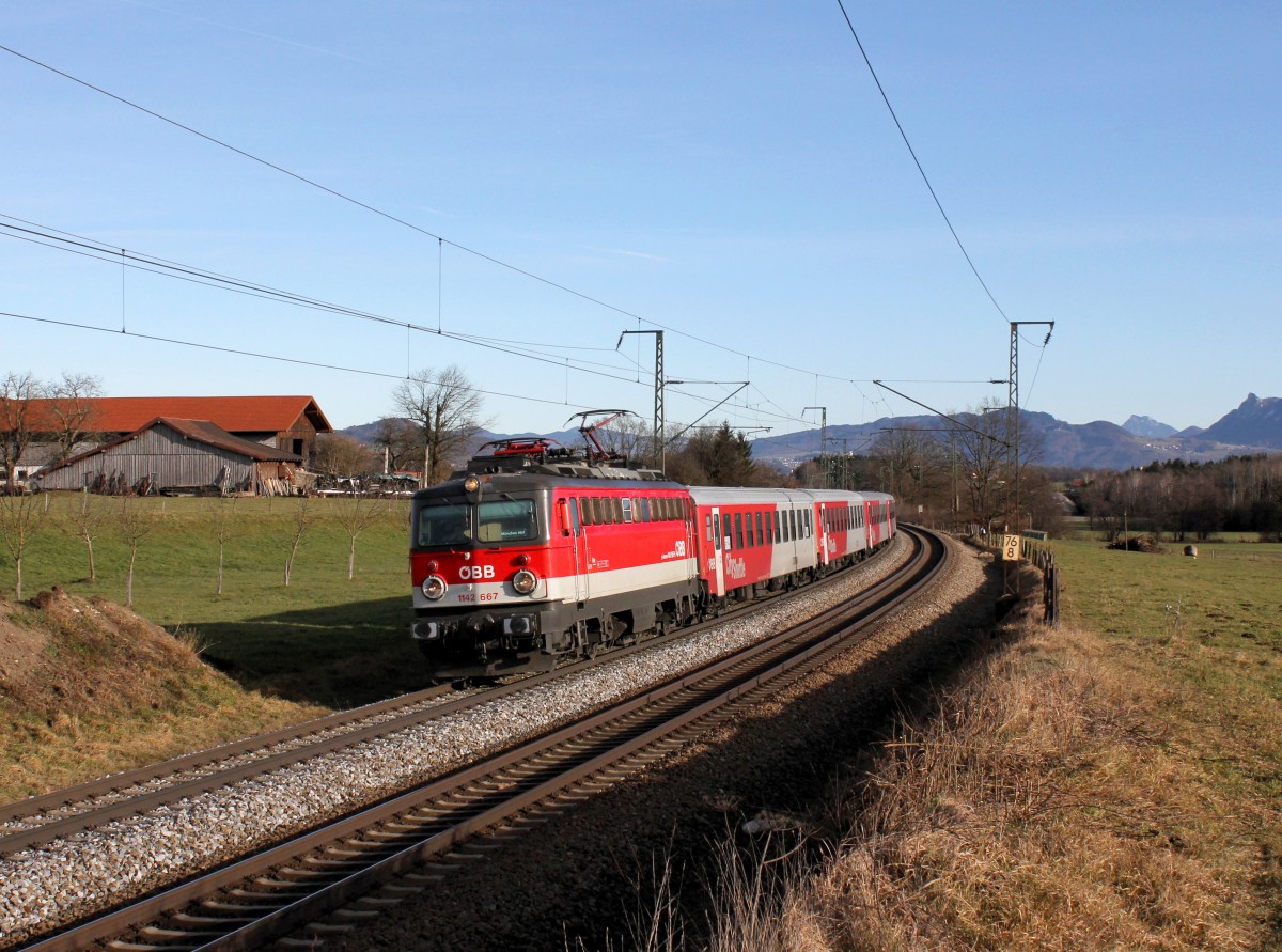 Die 1142 667 mit einem M nach München am 24.12.2013 unterwegs bei Straß.
