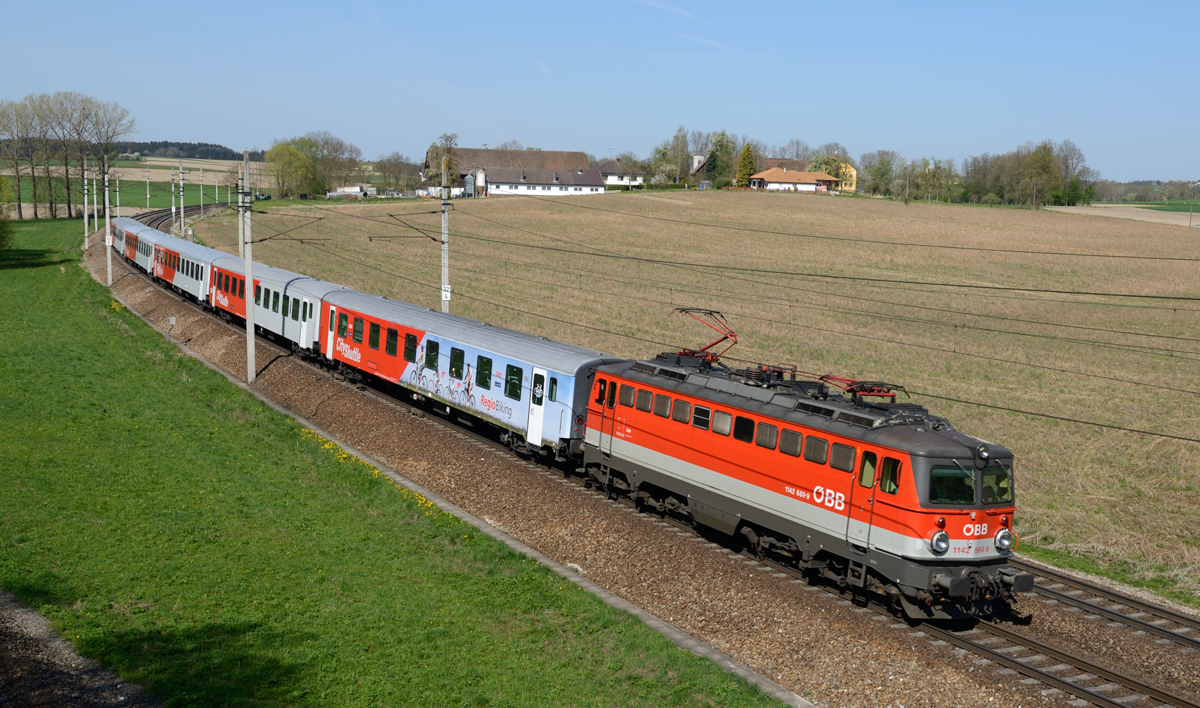 Die 1142 669 war am Morgen des 22.04.2015 mit dem Regionalzug 5917 von Passau nach Neumarkt-Kallham unterwegs, und wurde von mir ebendort fotografiert. 